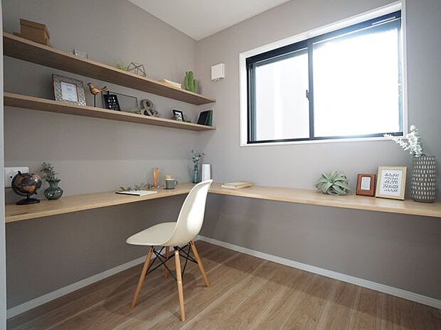 【施工例/書斎】憧れの書斎は在宅ワークや趣味のお部屋としてもご利用可能です。集中できる空間があると家族の時間と一人の時間にメリハリをつけることができ生活がより豊かなものになりますね