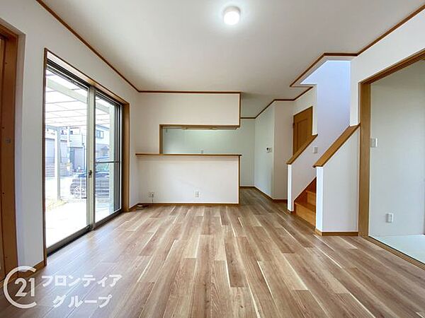 リビングは、家族や友人との時間を楽しむのに最適な広さです。快適な居住空間を提供します