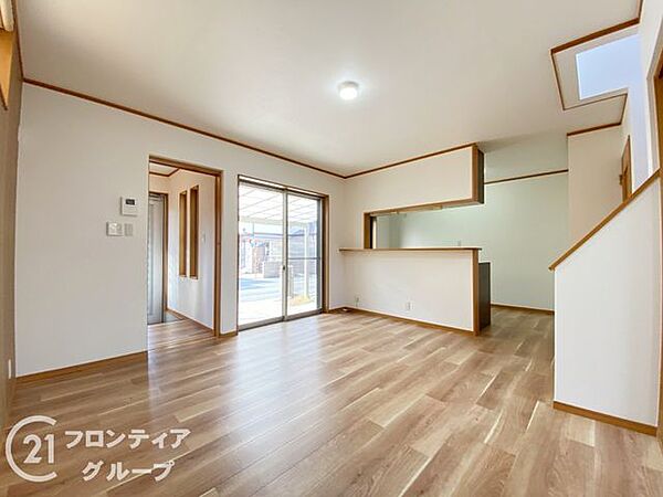 広々としたリビングで、明るい日が差し込みます！家族団らんの時間をゆったりと過ごせます！