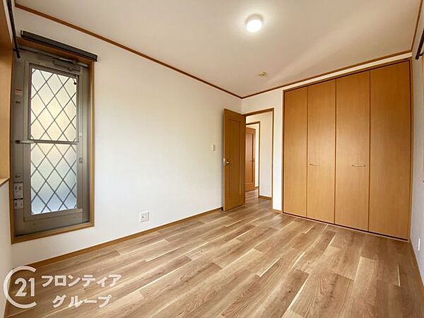 モダンなデザインの洋室は、シンプルでありながらも高級感があります。快適な暮らしをサポートします