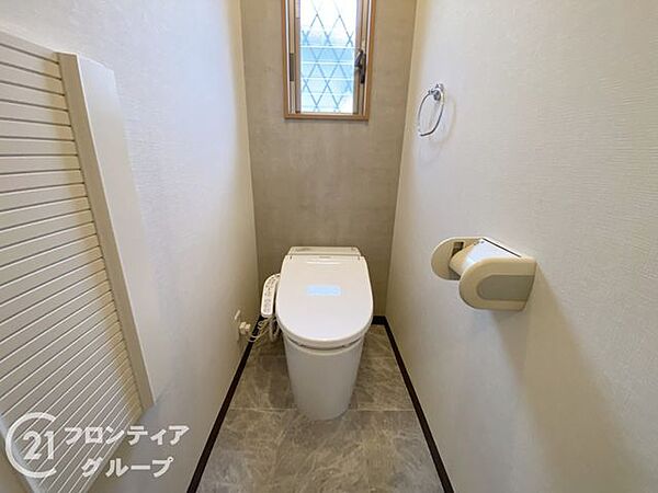 快適なトイレで、家族全員が気持ちよく利用できます。明るく開放的なトイレで、リラックスできる空間を提供します