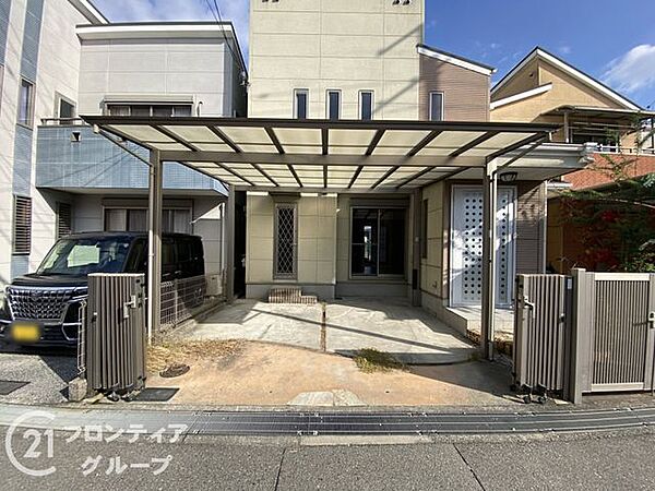 駐車場は、住民の皆様の車を安心して停められるスペースです。広々とした区画が確保されており、駐車がしやすい設計になっていますので、夜間でも安全に利用できます。
