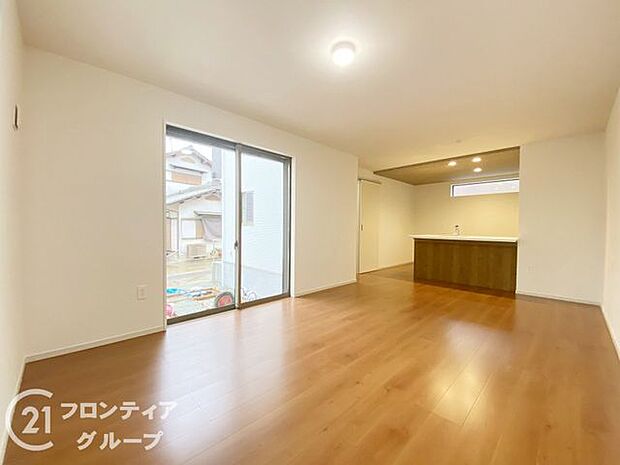 リビングは、落ち着いた色合いのフローリングが特徴です。家族の時間を大切にする理想的な空間です。