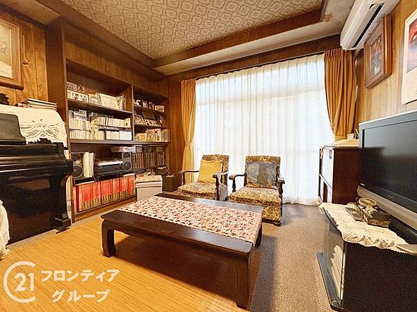 リビングは、シンプルでありながらもスタイリッシュなデザインです。快適な暮らしをサポートします。