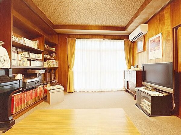 リビングは、落ち着いた色合いの床色が特徴です。家族の時間を大切にする理想的な空間です。