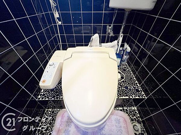 温水洗浄付きのトイレは、清潔で快適な使用感を提供し、毎日の生活をより便利で心地よくします。リラックスできる空間を作り出します