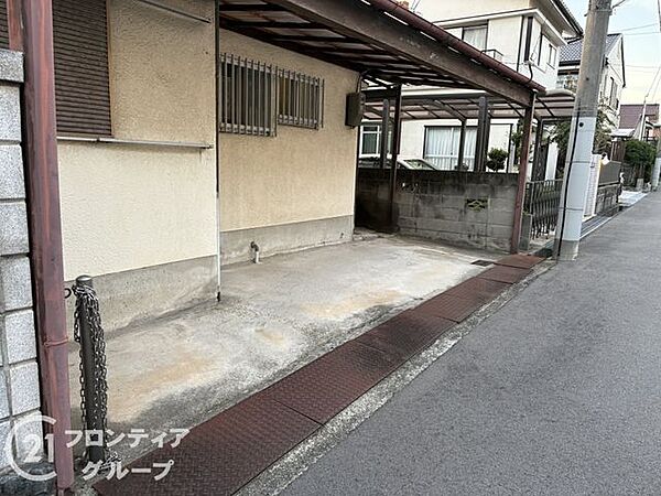 前道が整備されており、快適なアクセスを実現します。交通量の少ない環境で、静かに暮らせる住まいです。