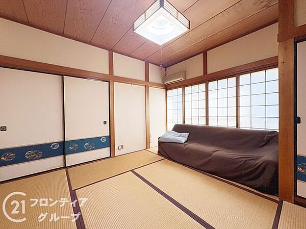 和室は、畳の香りが心地よい伝統的な空間です。障子から柔らかい光が入り、落ち着いた雰囲気を醸し出し、多目的に使えるため、客間やリラックススペースとして最適です