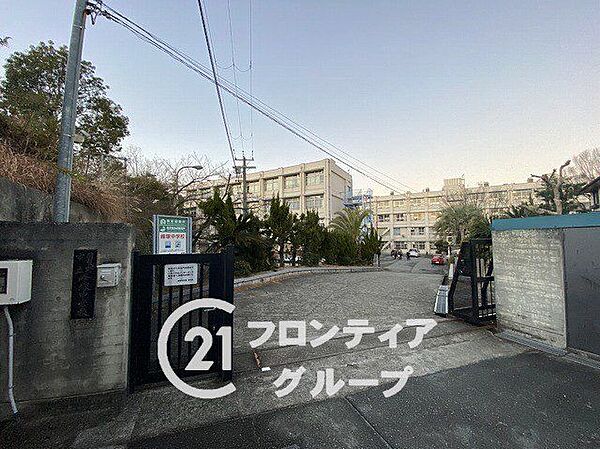 羽曳野市立峰塚中学校 徒歩24分。 1880m