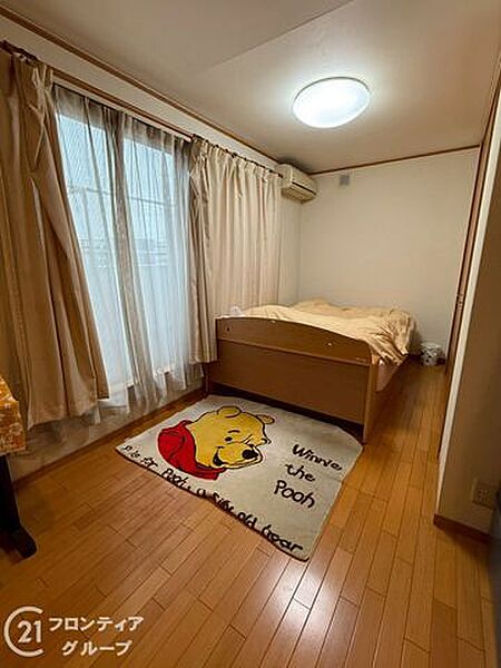 明るく広々とした子ども部屋は、遊び心をくすぐる空間です。お子様の成長を見守るのにぴったりの環境です。