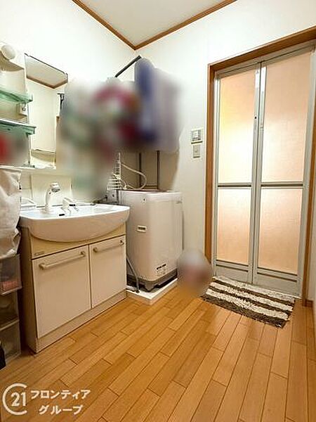 清潔感あふれるデザインの洗面台は、広々としたスペースで毎日の身支度が快適に行え、使い勝手がとても良いです！