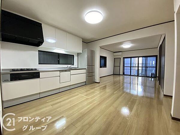 木目調のフローリングは温かみがあり、カウンターキッチンからお部屋の様子を見ながらお料理できますね