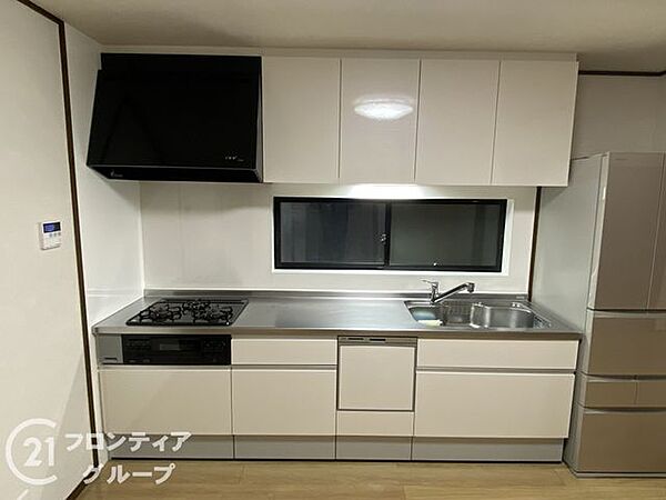 3口コンロ付きのキッチンは、調理の効率が良く、同時に多くの料理を作れる便利で機能的な空間です