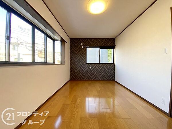 明るく広々とした子ども部屋は、遊び心をくすぐる空間です。お子様の成長を見守るのにぴったりの環境です。