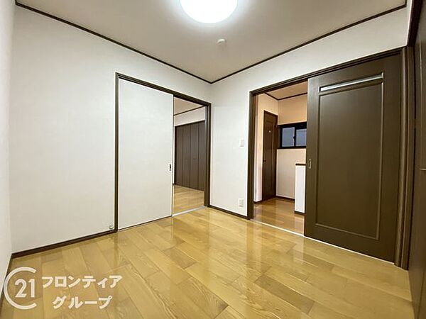 明るい色調でまとめられた洋室は、お子様と元気いっぱい遊べる楽しい空間としても活用できますね。
