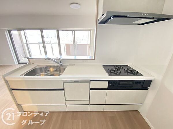 3口コンロ付きのキッチンは、調理の効率が良く、同時に多くの料理を作れる便利で機能的な空間です