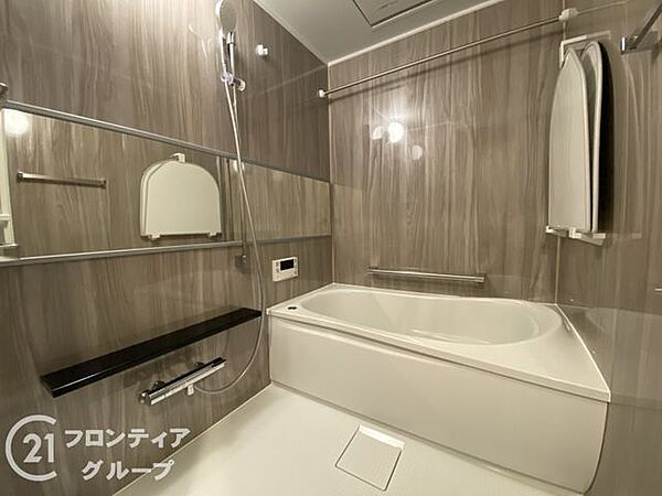 家族全員が快適に使える、広々としたバスルームです。ゆったりとした空間で、リラックスした時間をお過ごしください。
