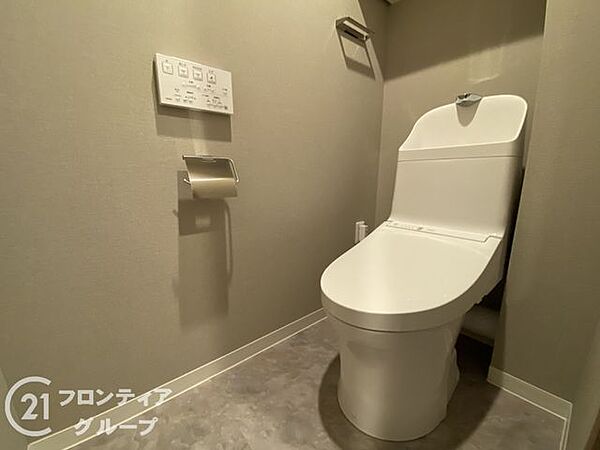 温水洗浄付きのトイレは、清潔で快適な使用感を提供し、毎日の生活をより便利で心地よくします。リラックスできる空間を作り出します