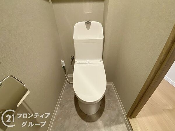 シンプルで落ち着いたデザインが、リラックスできる環境を作り出します。清潔感あふれるトイレで、毎日を快適に過ごせます