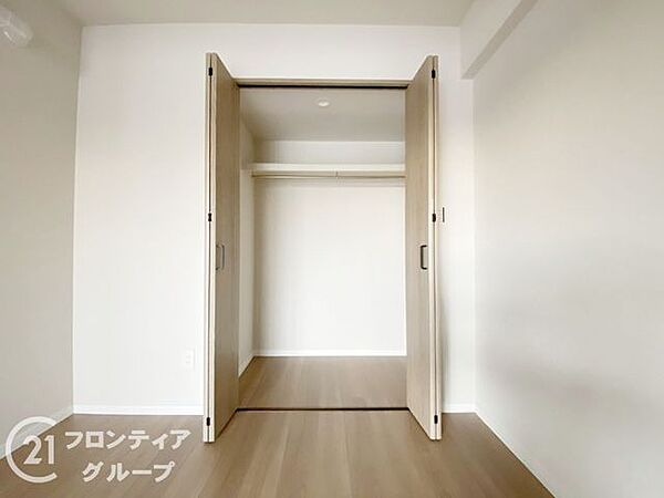 季節物もすっきり片付けられる、たっぷり収納です。衣替えの際にも困らない大容量の収納スペースがあり、季節ごとのアイテムをスムーズに整理できます。快適な生活をサポートします。