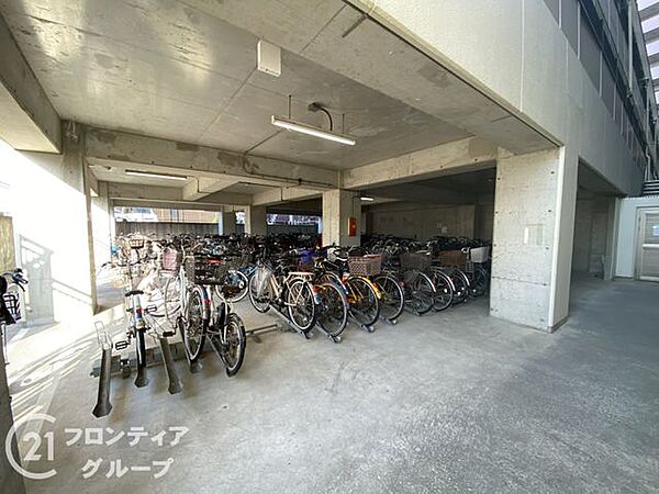 屋根付きの駐輪場は、雨風から自転車を守り、安心して利用できる便利で快適な設備です！