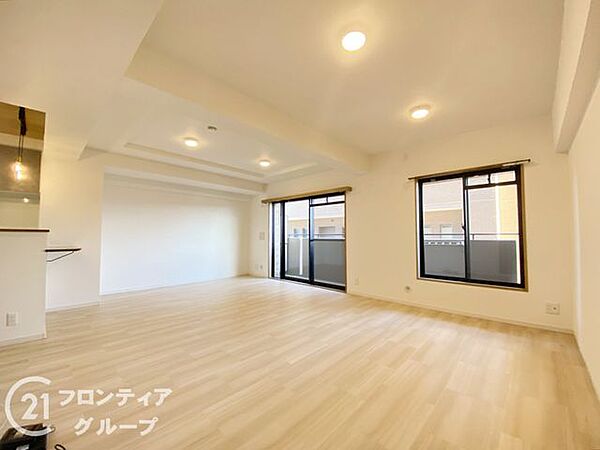 リフォーム済みのリビングは、洗練されたデザインと快適な空間が広がり、家族の集う場所にぴったりです！い