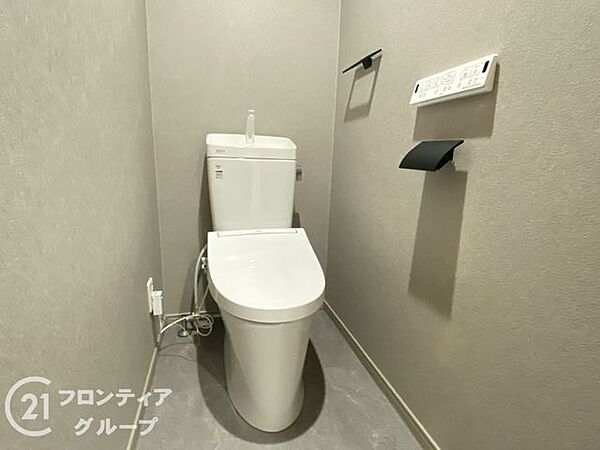 快適なトイレで、家族全員が気持ちよく利用できます。明るく開放的なトイレで、リラックスできる空間を提供します