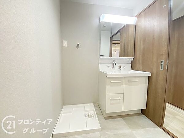 清潔感あふれるデザインの洗面台は、広々としたスペースで毎日の身支度が快適に行え、使い勝手がとても良いです！
