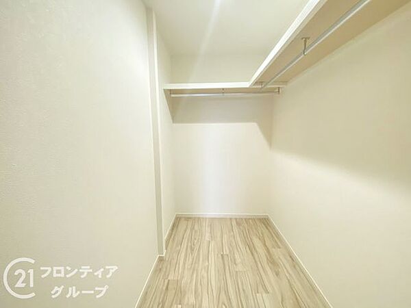お洋服を大切にされる方に大変喜ばれる、ウォークインクローゼット。お洋服以外にも掃除機やスーツケースなどを一箇所に集約できるのは魅力ですね！扉が一箇所ですので、お部屋の見た目にもスッキリ！
