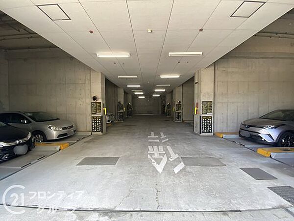 屋根付きの駐車場は、天候に左右されずに車を守ります。大切な車をしっかりと保護します。