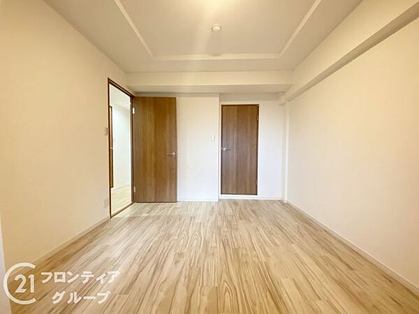 フローリングの床が清潔感を演出し、家具の配置が自由自在です。