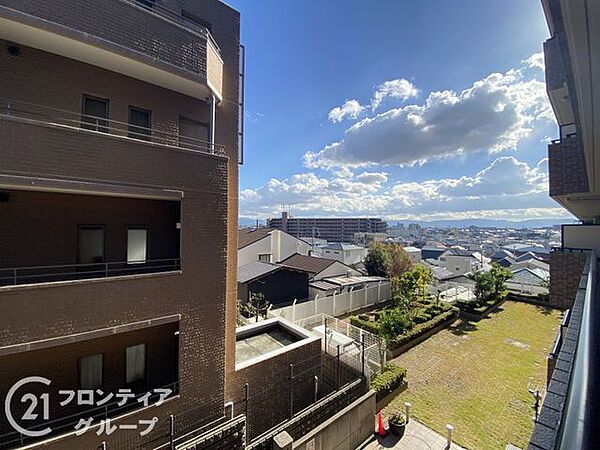 バルコニーから見える風景は、心を和ませる空間を作り、日常の中に小さな楽しみを見つけられます