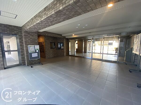 シンプルなロビーですが、住む人にとって居心地の良い空間を提供します