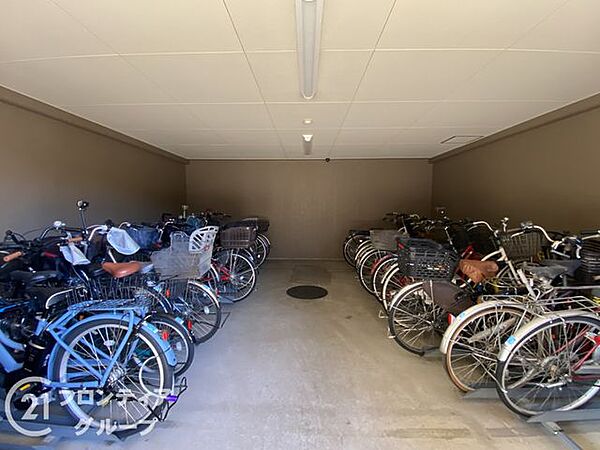 屋根付きの駐輪場は、雨風から自転車を守り、安心して利用できる便利で快適な設備です！