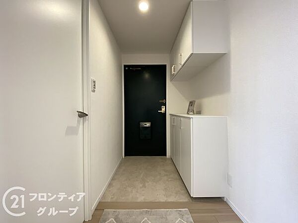 住まう人も来客も入った時にワクワクさせてくれるオシャレな玄関。収納もたっぷりあるので、靴がたくさんあっても安心！