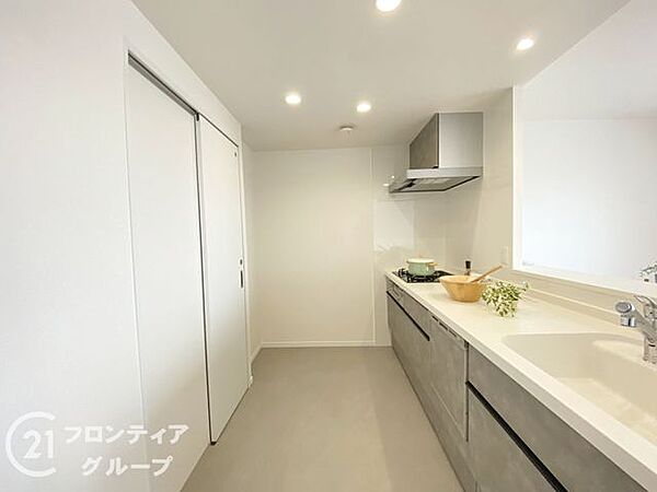 対面式キッチンは、家族のコミュニケーションを育み、子育て家族にも好適なプラン！リビングで寛ぐご家族をいつも感じられます。会話を楽しみながら家事ができ、小さいお子様がいても安心です！