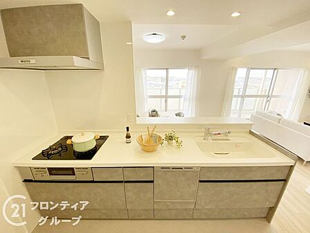 利便性の高いシステムキッチンです。キッチンから部屋中が見守れるので、小さなお子様がいるご家庭でも安心です。シンプル×ナチュラルな温かい空間は、どんなスタイルの家具も合わせやすいお部屋です。