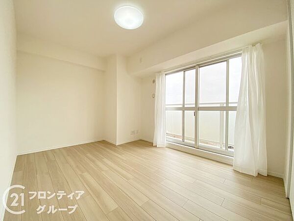 広々とした寝室で、心地よい眠りをお楽しみいただける空間が広がります。落ち着いた雰囲気の中で、リラックスしたひとときを過ごせる贅沢な空間です