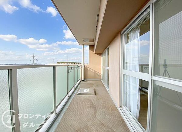 家族分の洗濯物もしっかり干せます。日当たりも良く、毎日のお洗濯が楽しくなりそう！お布団は手軽に干せていつもポカポカに！