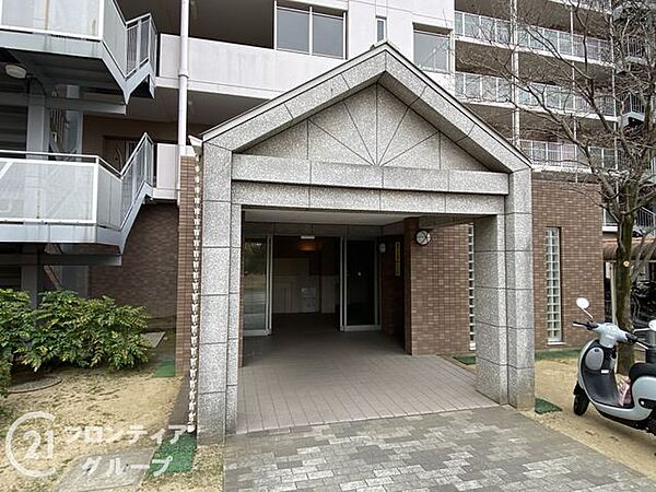 マンションのエントランスは、住まう方々を迎える洗練された空間です。日常の出入りを快適にするための工夫がされています。