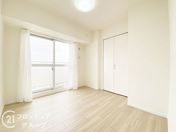 充分な広さの収納を備え、風通しも良く、大変居心地の良い採光良好な洋室は、快適空間。プライベートの時間もゆったりお寛ぎ頂けそうですね！