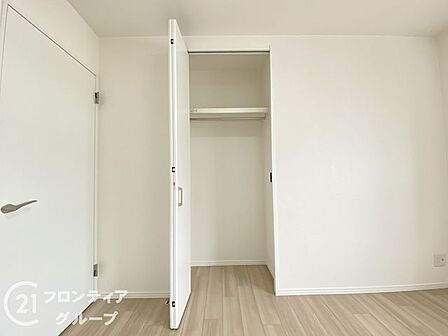 お部屋を美しく保てる、スタイリッシュな収納です。デザイン性に優れた収納は、インテリアの一部としても楽しめます。おしゃれな空間を演出しながら、機能的に物を整理整頓できます。