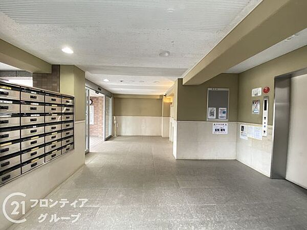 マンションのロビーは、住民の皆様が集うコミュニケーションの場であり、憩いの場です。明るい照明と洗練されたデザインが、上質な雰囲気を演出します。