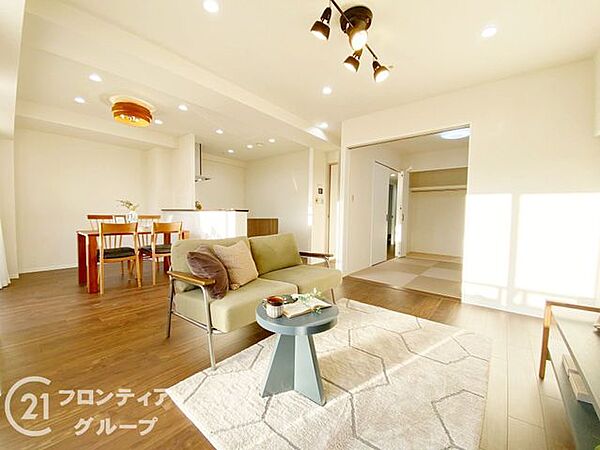 リビングは、家族や友人との時間を楽しむのに最適な広さです。快適な居住空間を提供します。