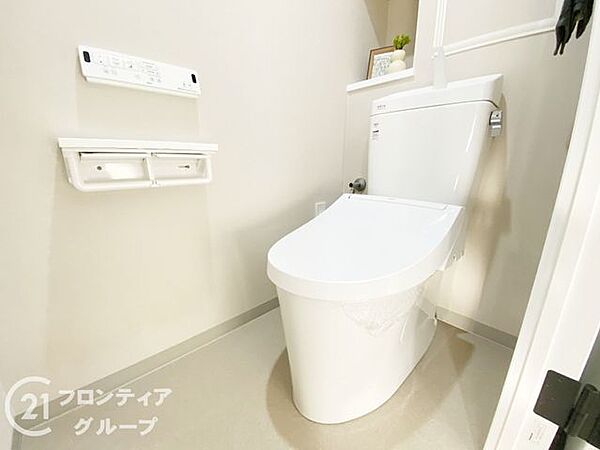 温水洗浄付きのトイレは、清潔で快適な使用感を提供し、毎日の生活をより便利で心地よくします。リラックスできる空間を作り出します