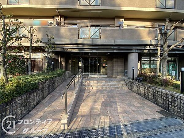 マンションのエントランスは、住まう方々を迎える洗練された空間です。日常の出入りを快適にするための工夫がされています。