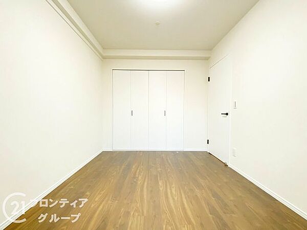 収納スペースも充実しており、整理整頓がしやすい設計で、広々とした洋室は快適で居心地の良い空間を提供します！