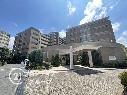 シンプルで洗練されたマンション外観は、住む人のセンスを引き立て、落ち着いた雰囲気を提供します。都会的なデザインが魅力で、住む人に誇りを与える空間です