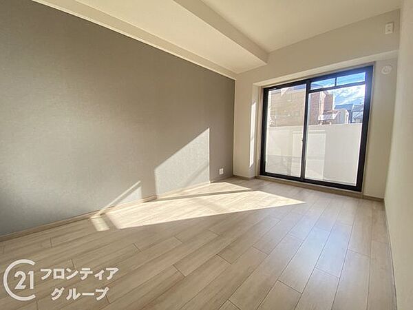 大きな窓からは自然光が差し込み、明るく開放的な雰囲気を演出します。