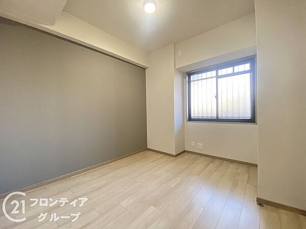 広々としたスペースの子ども部屋は、遊びや勉強に最適で、快適な居住空間を提供します。